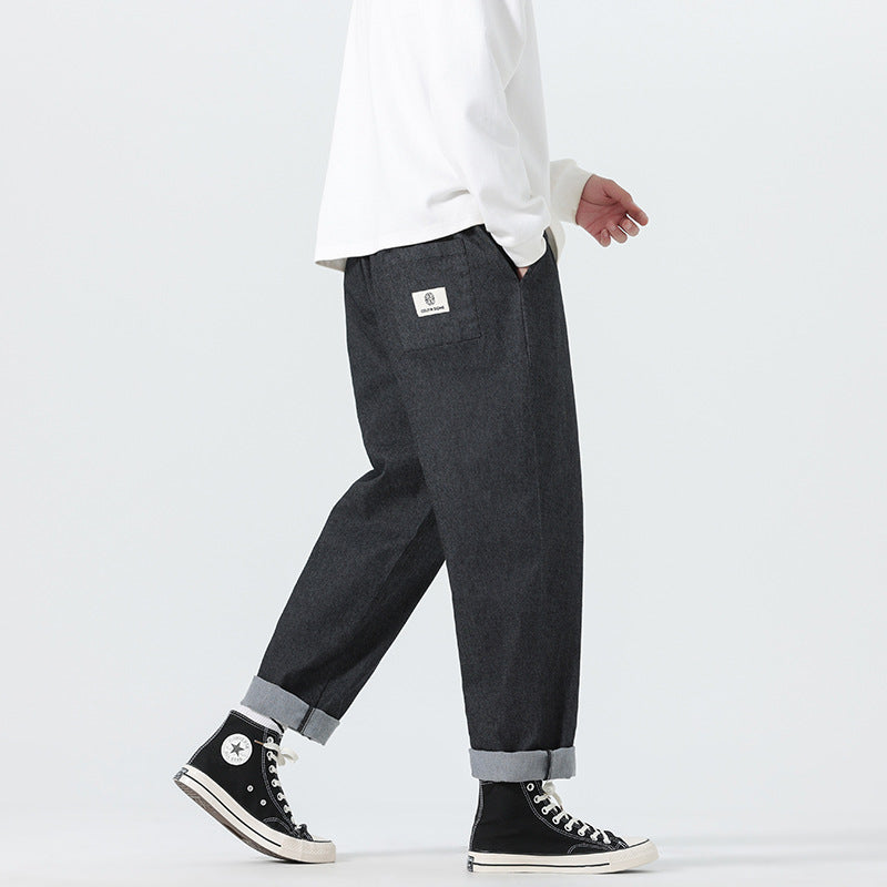 Herren Locker geschnittene Cropped-Denimhose mit Umschlag und Label-Patch Echo Archiv