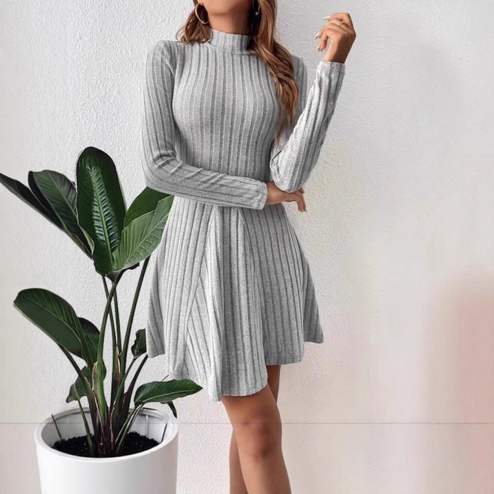 Damen Geripptes Strickkleid mit Stehkragen, taillierter A‑Linie und langen Ärmeln – Élara