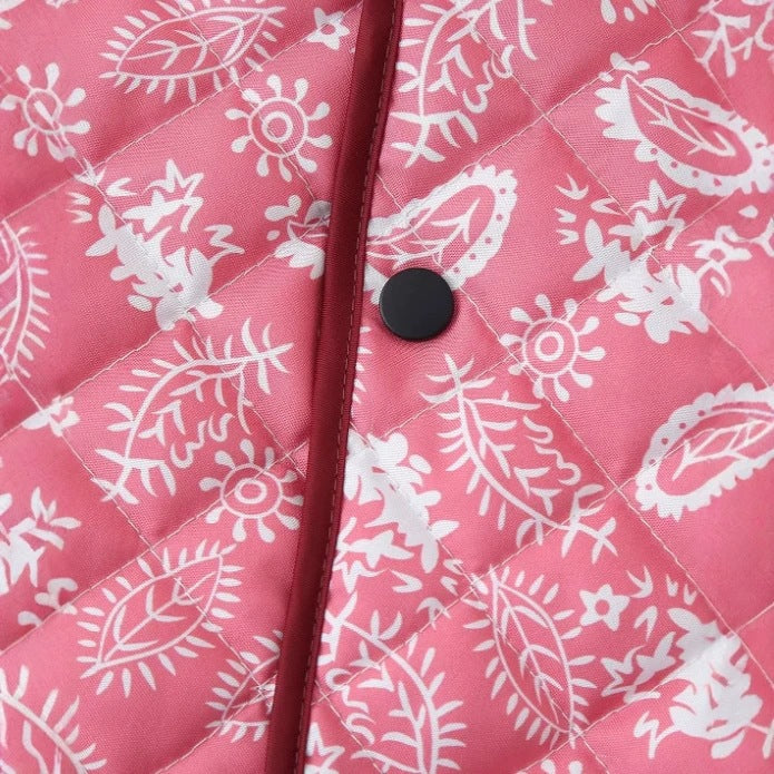 Damen gesteppte Kurzjacke mit V-Ausschnitt, Paisley‑Muster und kontrastierenden Paspeln Echo Archiv