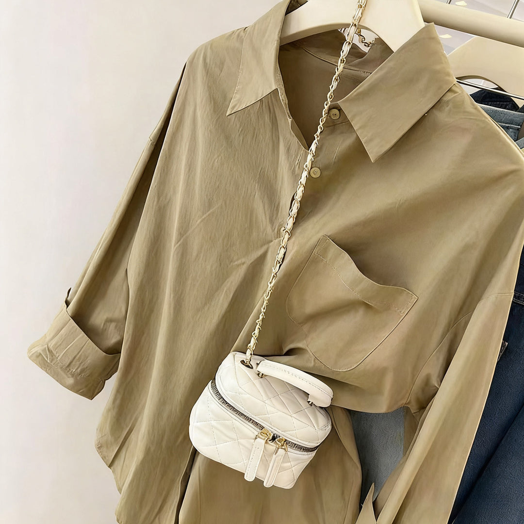Damen oversized Hemdbluse mit Brusttasche, umgeschlagenen Ärmeln und relaxed Fit – Élovi