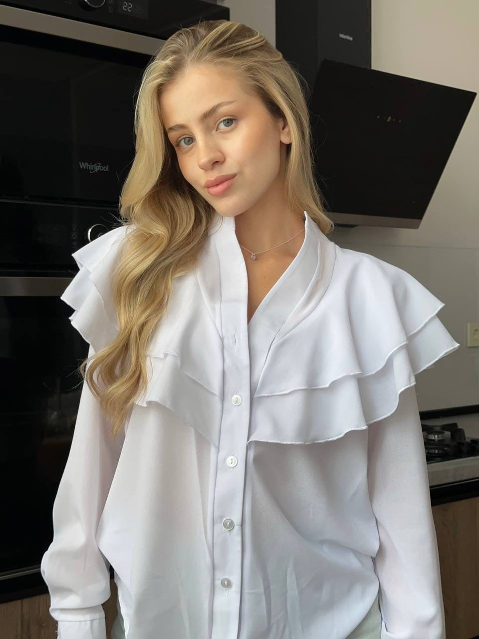 Damen Chiffon-Bluse mit mehrlagiger Volant-Rüsche und Perlmuttknöpfen Echoarchiv