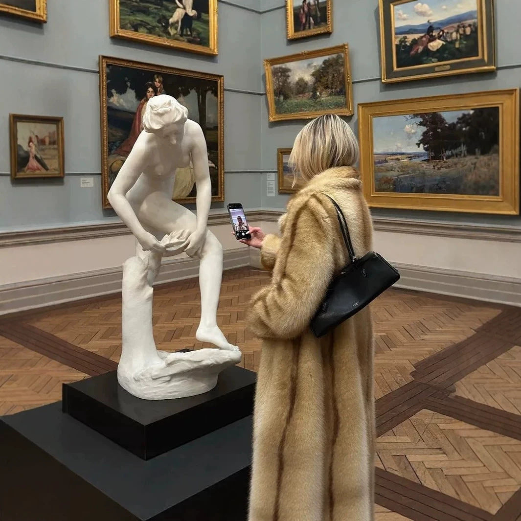 Damen langer luxuriöser Pelzmantel mit weitem Revers und verdeckter Knopfleiste Echo Archiv