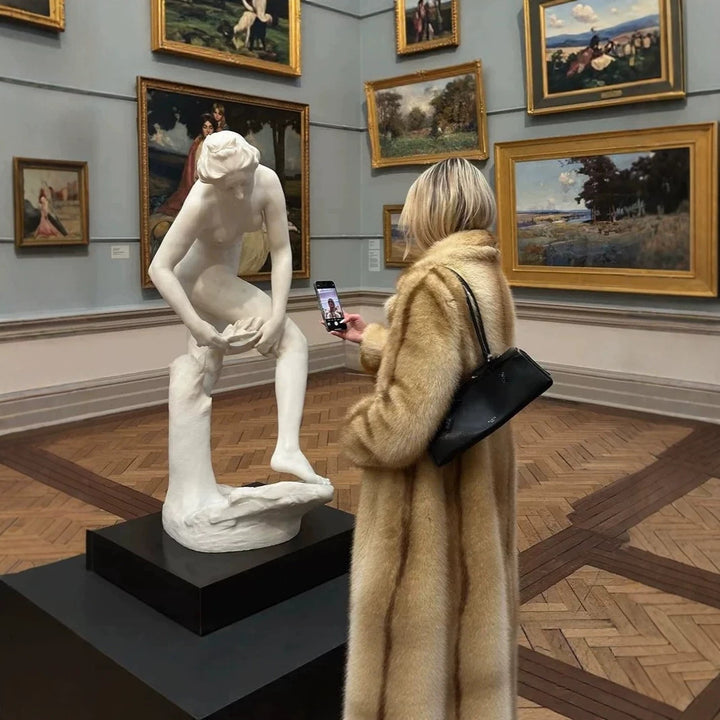 Damen langer luxuriöser Pelzmantel mit weitem Revers und verdeckter Knopfleiste Echo Archiv