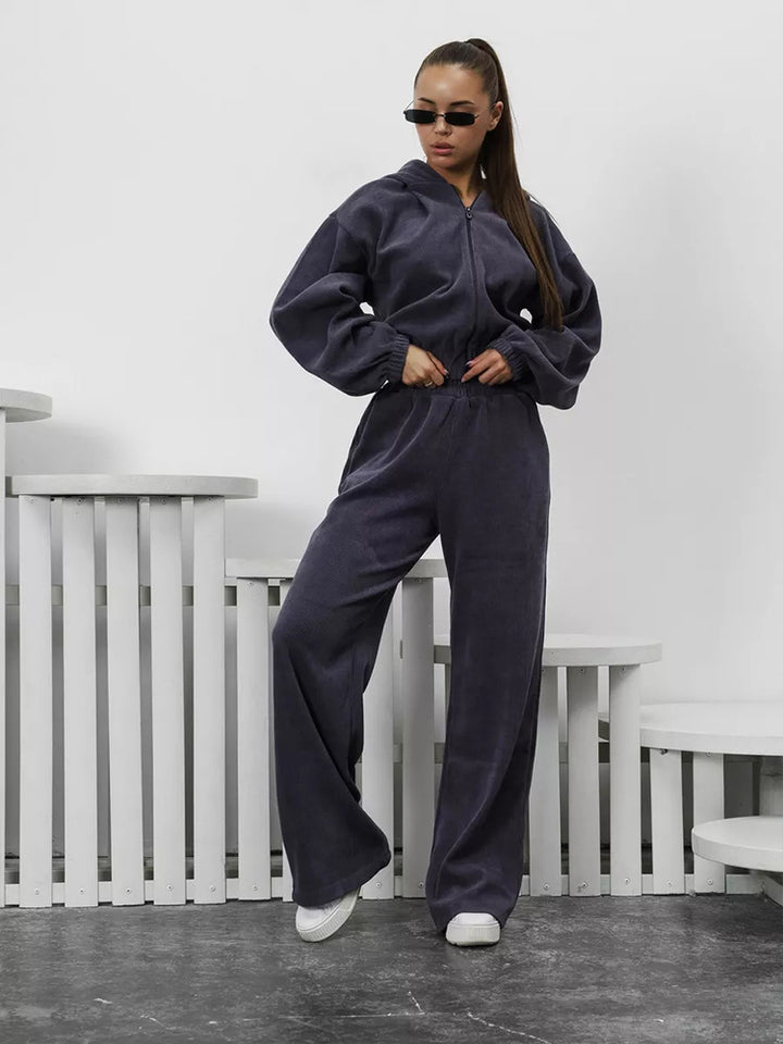 Damen Velours-Loungewear-Set mit kurzem Reißverschluss-Hoodie und weiter hochgeschnittener Palazzohose – Élanora