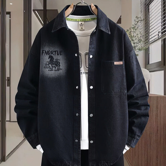 Herren Locker geschnittene Denim-Hemdenjacke mit künstlerischem Rückenprint und Overshirt-Schnitt Echoarchiv