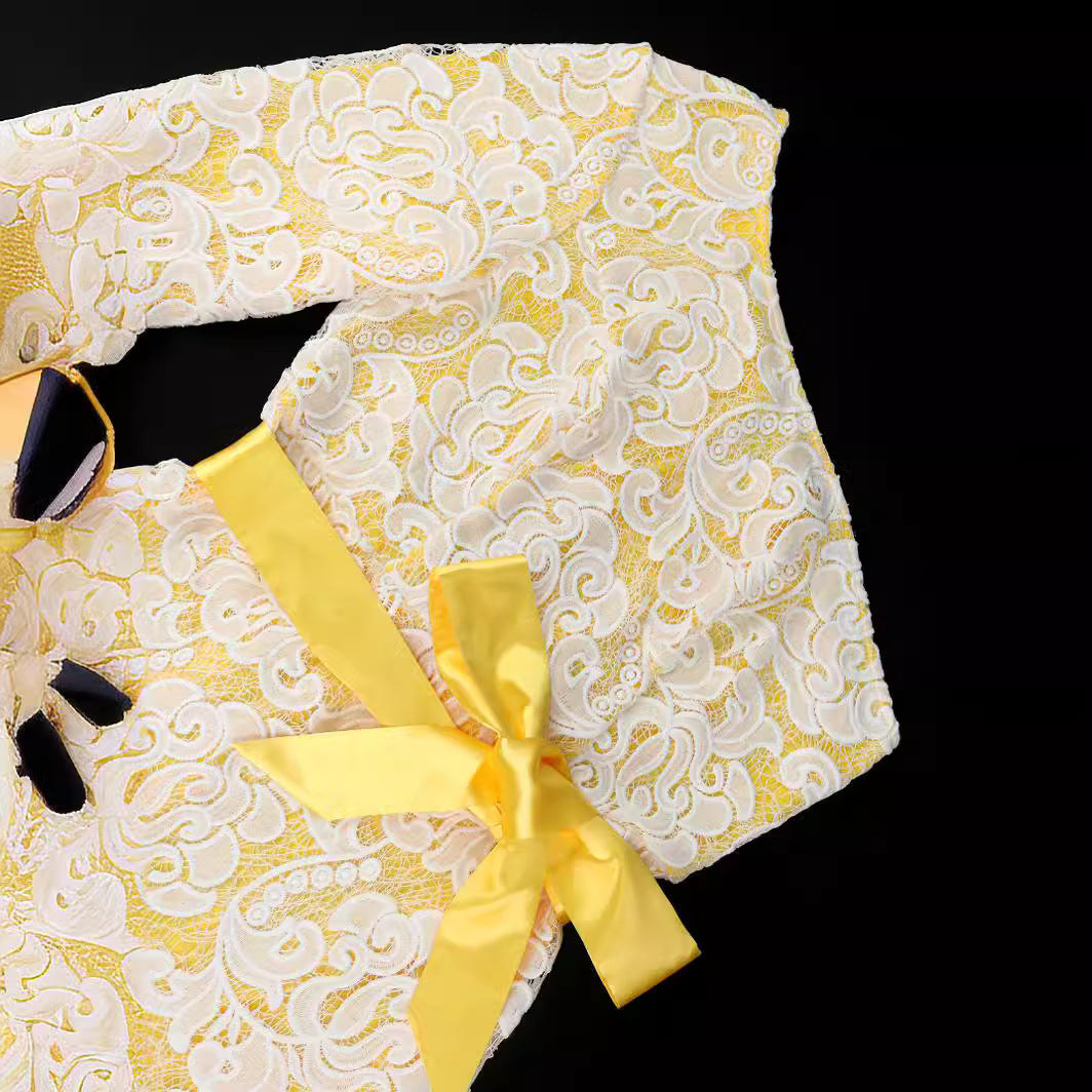 Damen Spitzenkleid mit asymmetrischem Schnitt und eleganten Volantärmeln Echo Archiv