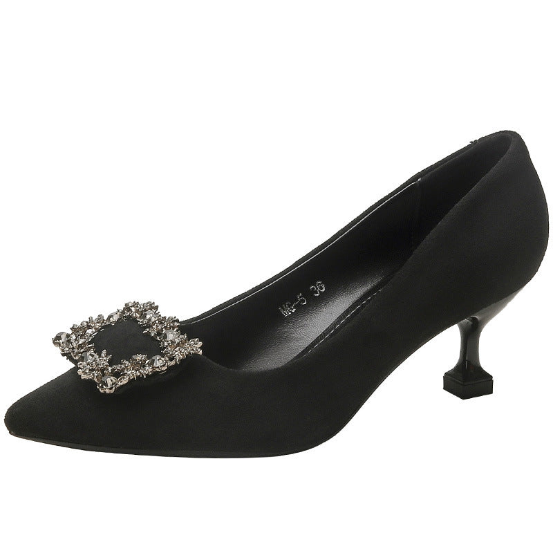 Damen Spitz zulaufende Satin-Pumps mit quadratischem Strassornament und skulpturellem Kittenabsatz – Lioré