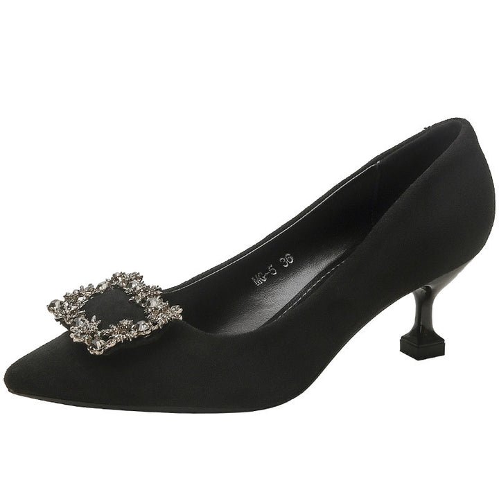 Damen Spitz zulaufende Satin-Pumps mit quadratischem Strassornament und skulpturellem Kittenabsatz – Lioré