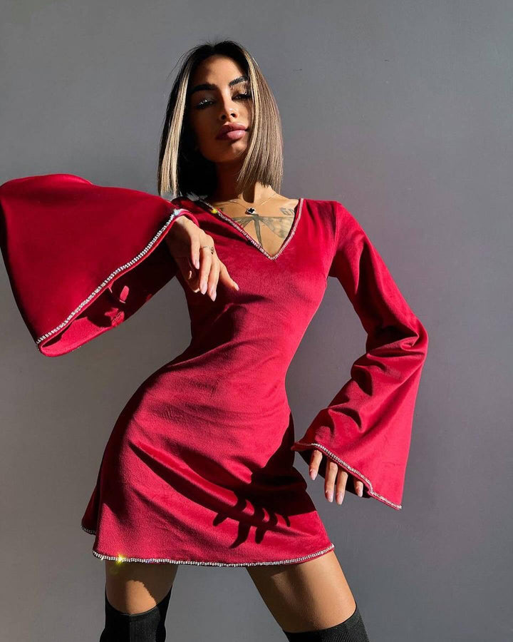 Damen Samt-Minikleid mit ausgestellten Glockenärmeln und Strassbesatz – Élara