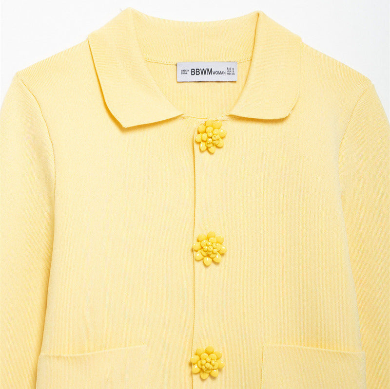 Damen 10+ taillierte Strickjacke mit Hemdkragen und Blütenknopfverzierung Echo Archiv