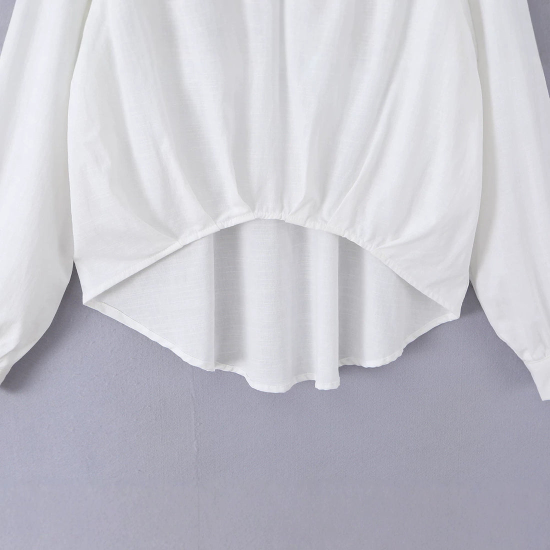 Damen Oversize-Bluse mit tiefem V-Ausschnitt, Hemdkragen und gerafftem Frontsaum Echoarchiv