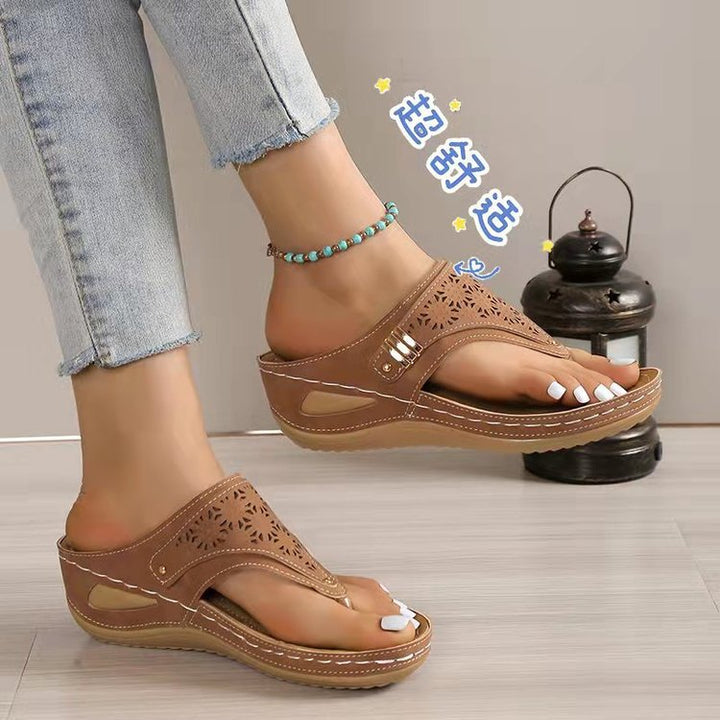 Damen Keil-Sandalen mit ergonomischer Fußbettung und verstellbarem Zehensteg – Sorelia