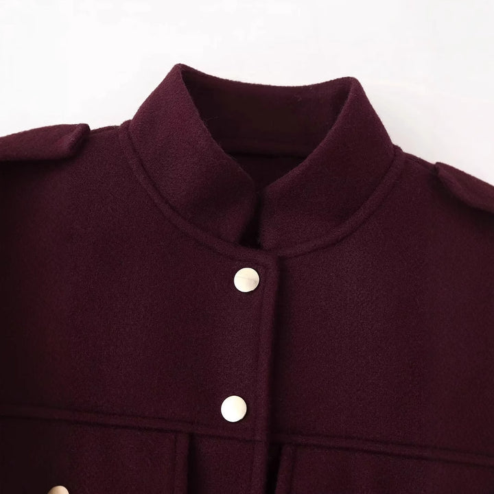 Damen cropped Militärjacke mit Stehkragen, Schulterklappen und aufgesetzten Pattentaschen – Célinea