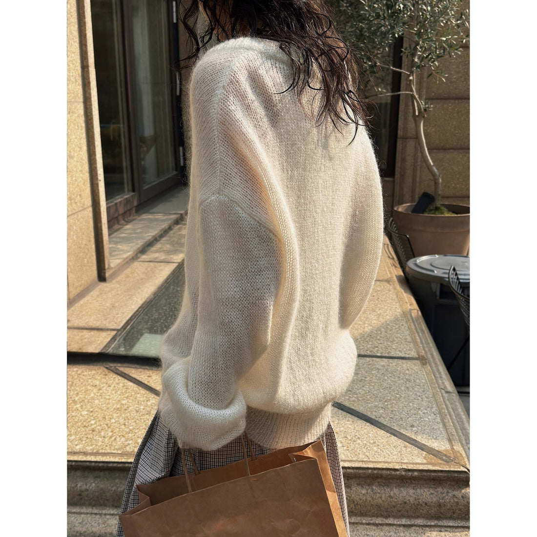 Damen Oversize Mohair‑Mix V-Ausschnitt Pullover mit extraweitem Ärmel Echoarchiv
