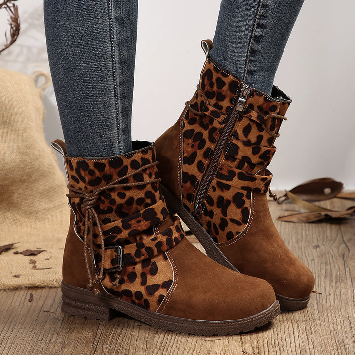 Damen nan knöchelhohe Velourslederoptik-Stiefelette mit Leopardenprint-Falte, seitlichem Reißverschluss und dekorativer Schnalle Echo Archiv