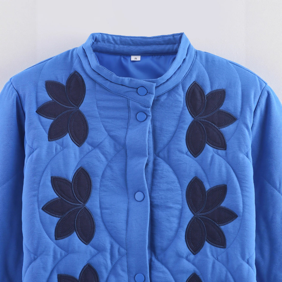 Damen Gesteppte Kurzjacke mit floraler Steppung und Stehkragen Echoarchiv