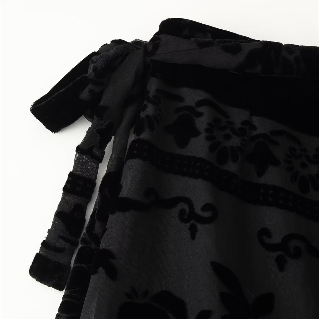 Damen eleganter Samtrock mit fransenverzierten Details und seitlichem Bindegürtel Echo Archiv