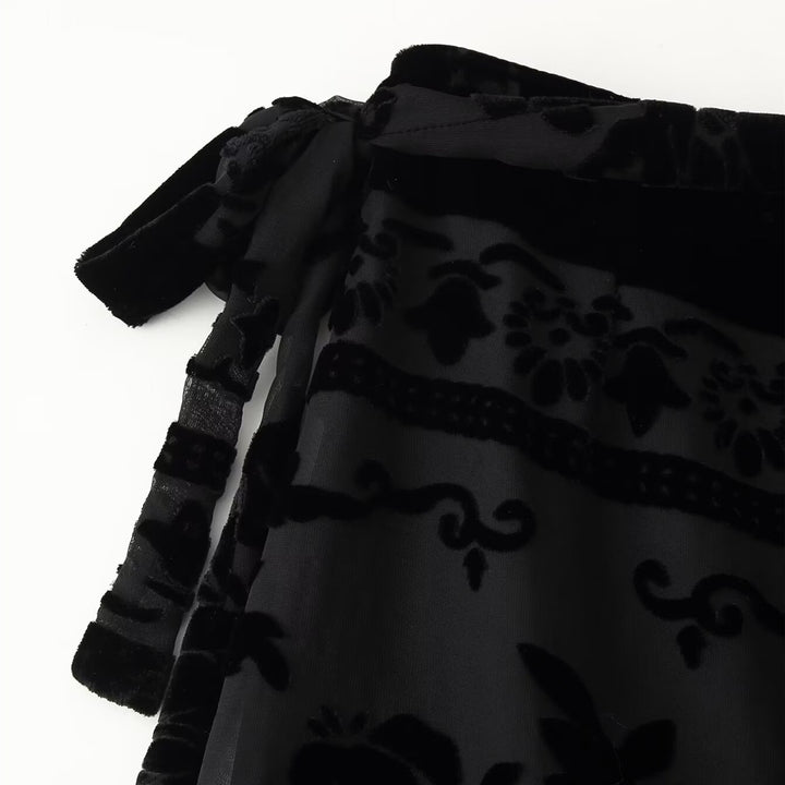 Damen eleganter Samtrock mit fransenverzierten Details und seitlichem Bindegürtel Echo Archiv