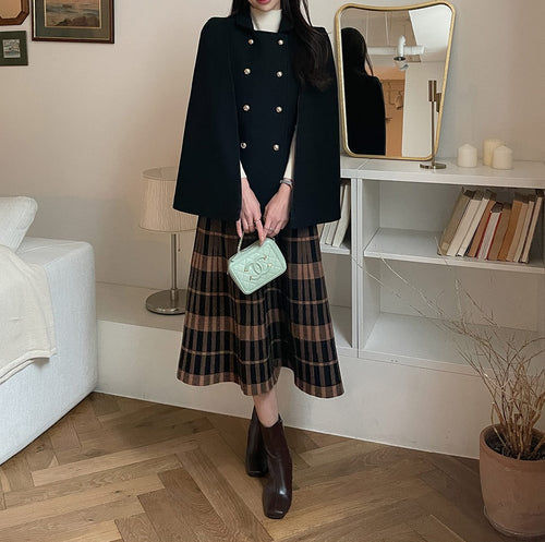 Damen Mantelcape im Tailoring‑Look mit doppelreihiger Knopfleiste und markanter Schulter Echoarchiv