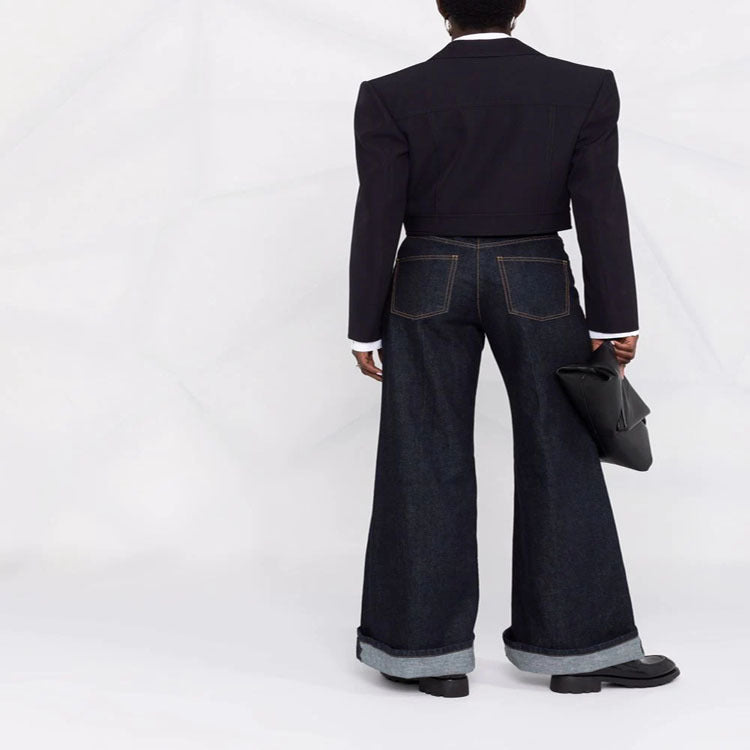 Damen Kurzblazer im Tailoring mit aufgesetzten Pattentaschen und markanter Schulterpartie Echoarchiv
