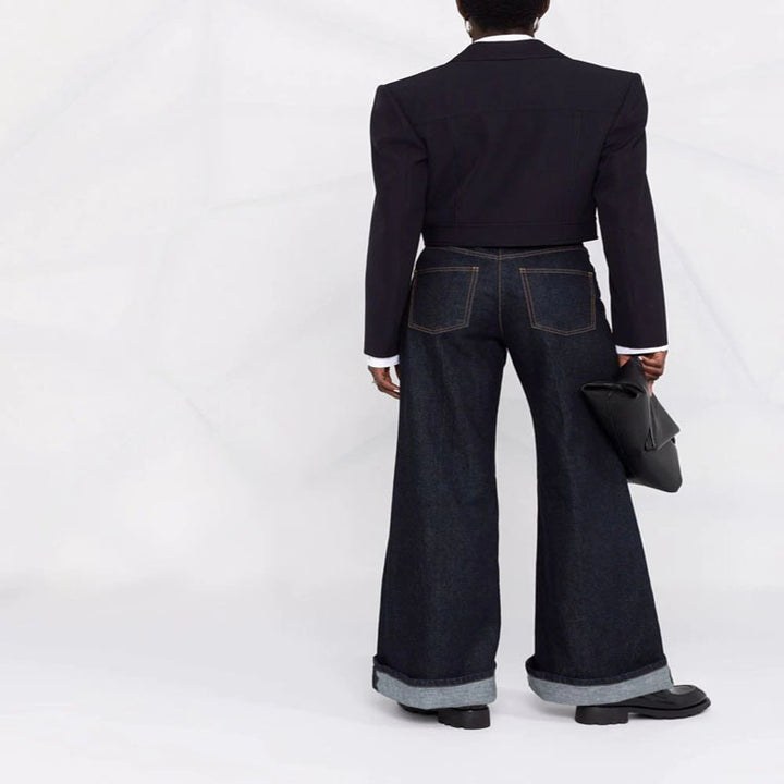 Damen Kurzblazer im Tailoring mit aufgesetzten Pattentaschen und markanter Schulterpartie Echoarchiv