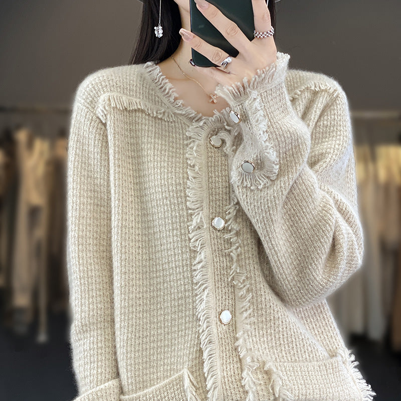 Damen Strickcardigan mit Fransenblende, Perlmuttknopfleiste und aufgesetzten Taschen Echoarchiv