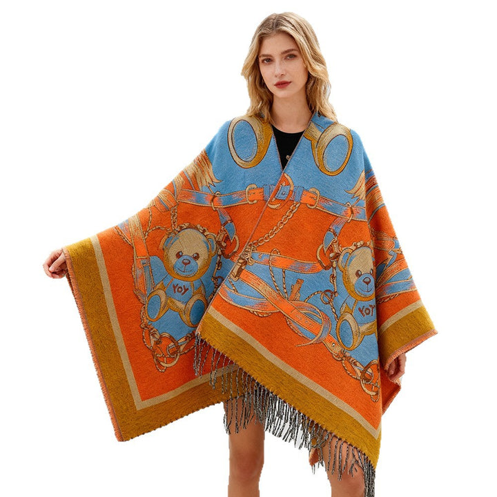 Damen Jacquard-Poncho mit Fransen und illustrativem Teddy-Sattel-Motiv – Avérine
