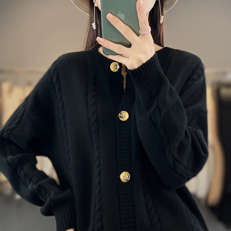 Damen Kaschmirähnlicher Zopfmuster‑Cardigan mit Rundhals und Hornoptikknöpfen Echoarchiv
