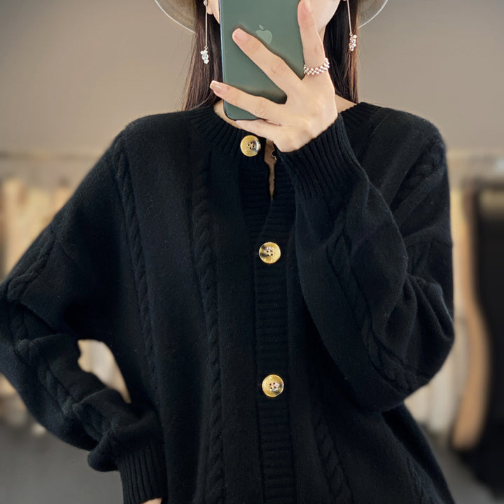 Damen Kaschmirähnlicher Zopfmuster‑Cardigan mit Rundhals und Hornoptikknöpfen Echoarchiv
