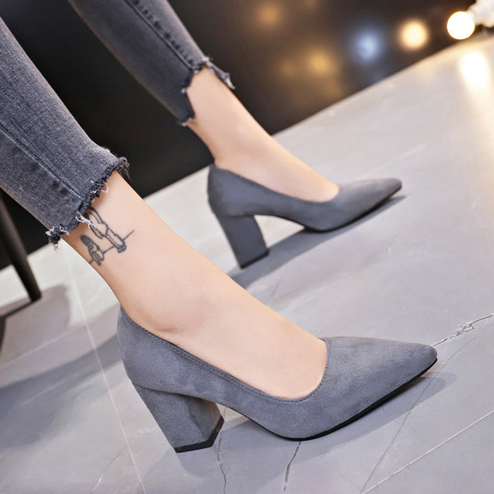 Damen Samtige Spitz-Pumps mit mittelhohem geometrischem Blockabsatz Echo Archiv