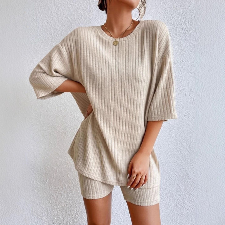Damen Lässiges Rippstrick-Lounge-Set mit Oversize-Kurzarmoberteil und High-Waist-Biker-Shorts – Élanora