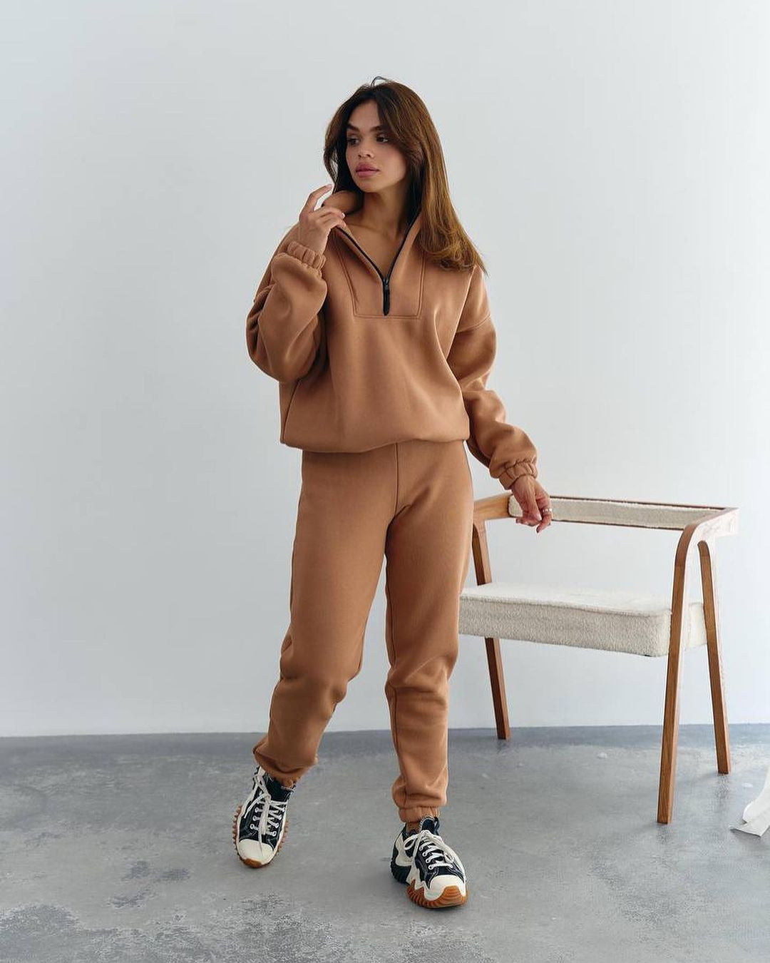Damen Athleisure-Zweiteiler aus dickem French-Terry mit hohem Stehkragen, halbem Reißverschluss und Tunnelzughose Echoarchiv