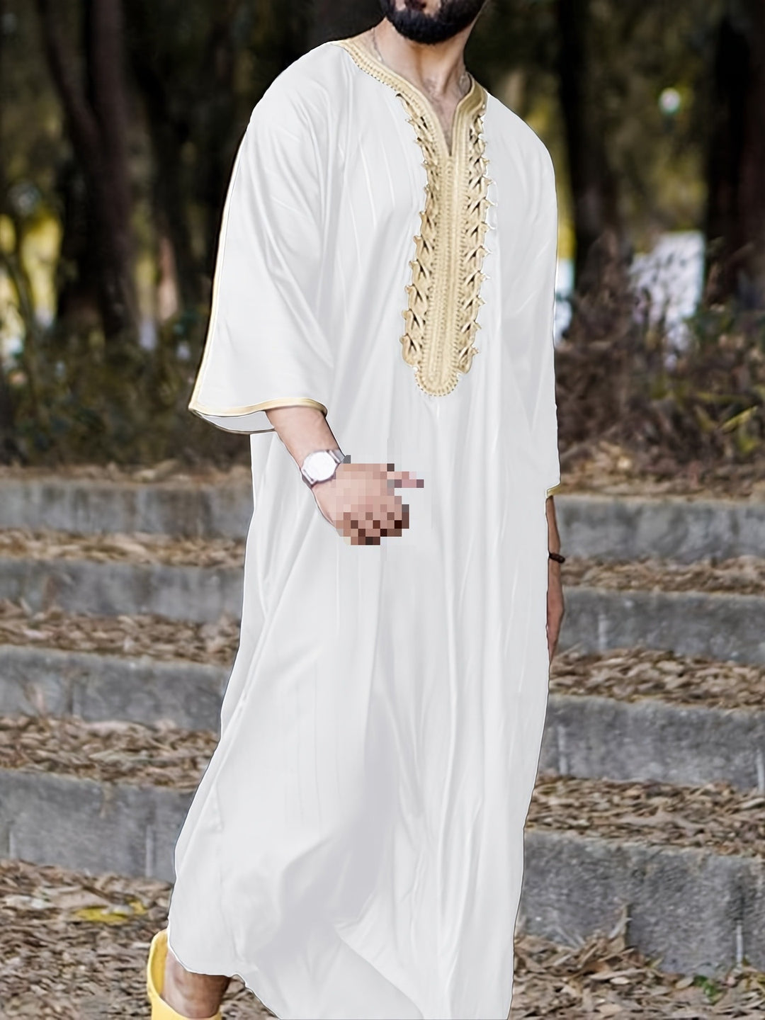 Herren traditioneller Kaftan mit kunstvollen Stickdetails Echoarchiv