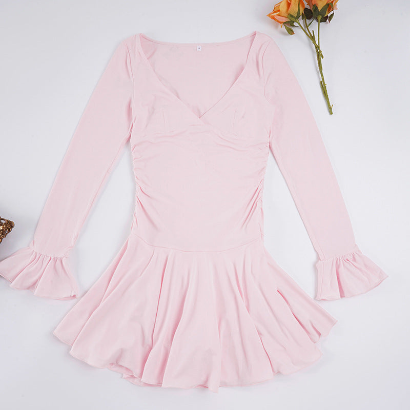 Damen nan tailliertes V-Ausschnitt Skaterkleid mit geraffter Taille und Volantärmeln Echo Archiv