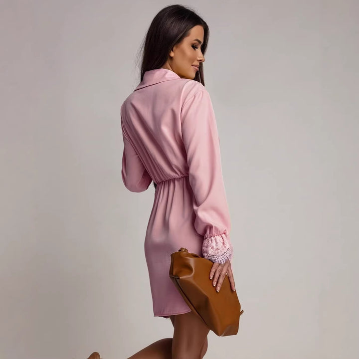 Damen Figurbetontes Wickel-Minikleid mit Spitzenbesatz und Hemdkragen Echoarchiv