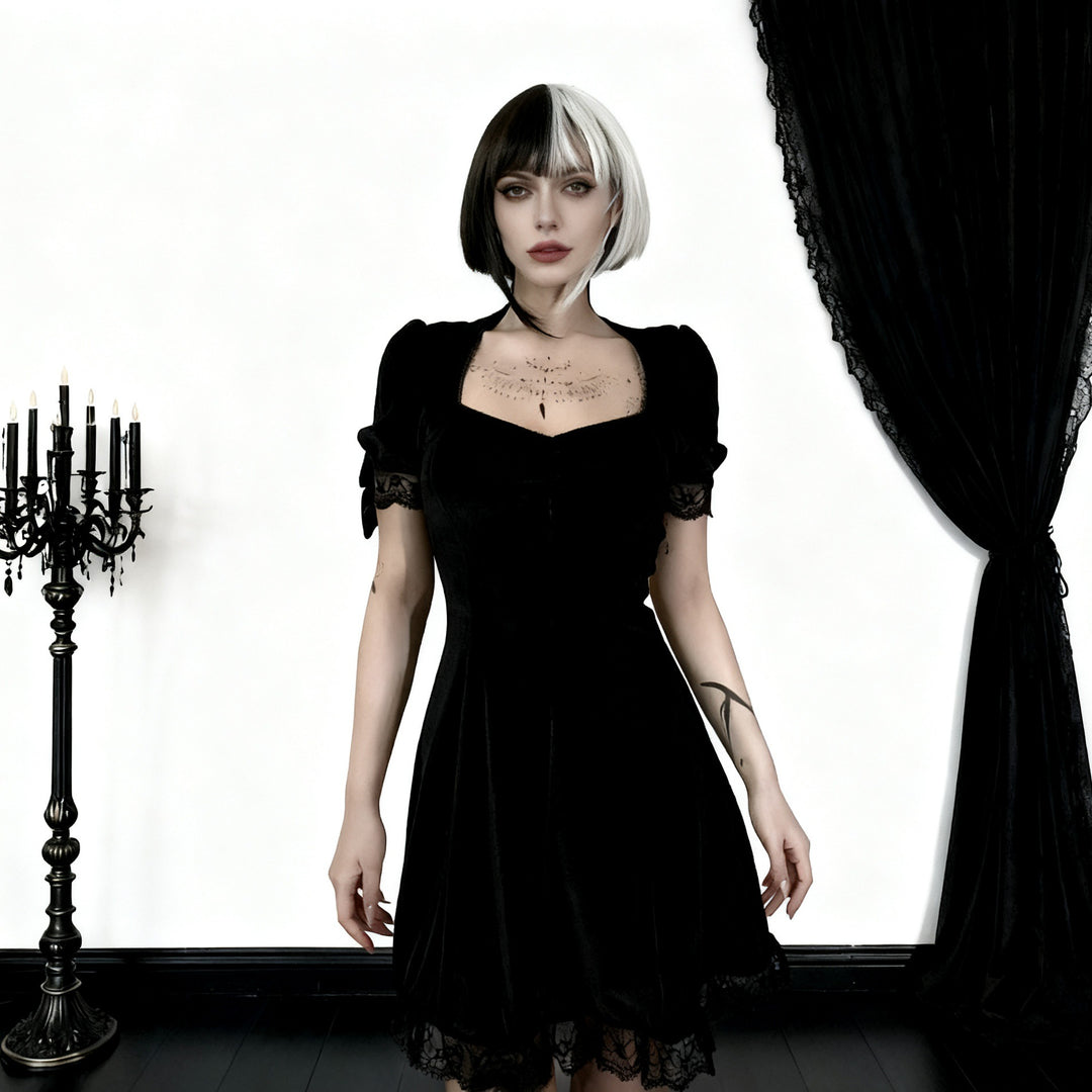 Damen Verspieltes Mini-Kleid mit Puffärmeln und zarter Spitze Echo Archiv