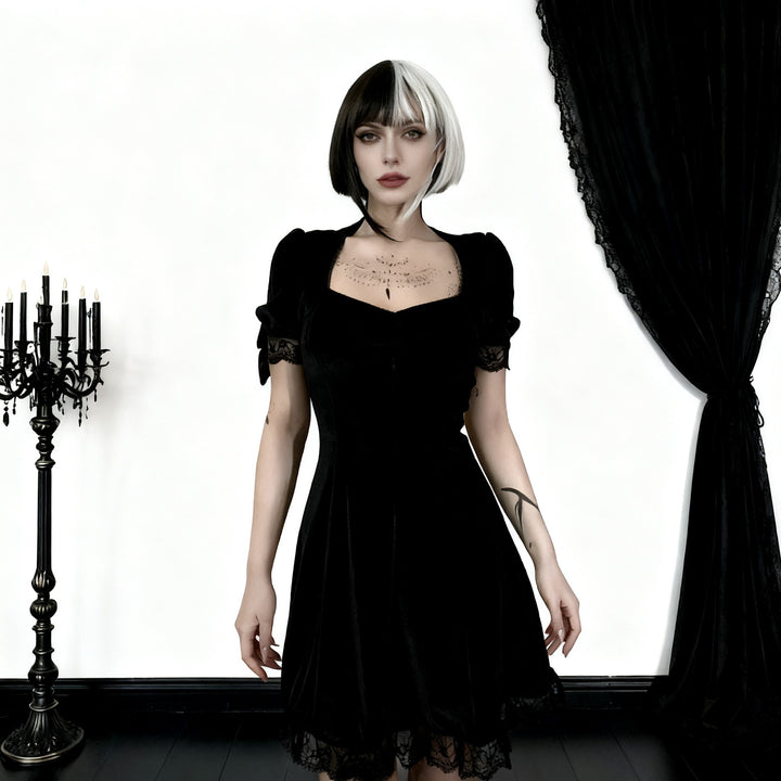 Damen Verspieltes Mini-Kleid mit Puffärmeln und zarter Spitze Echo Archiv