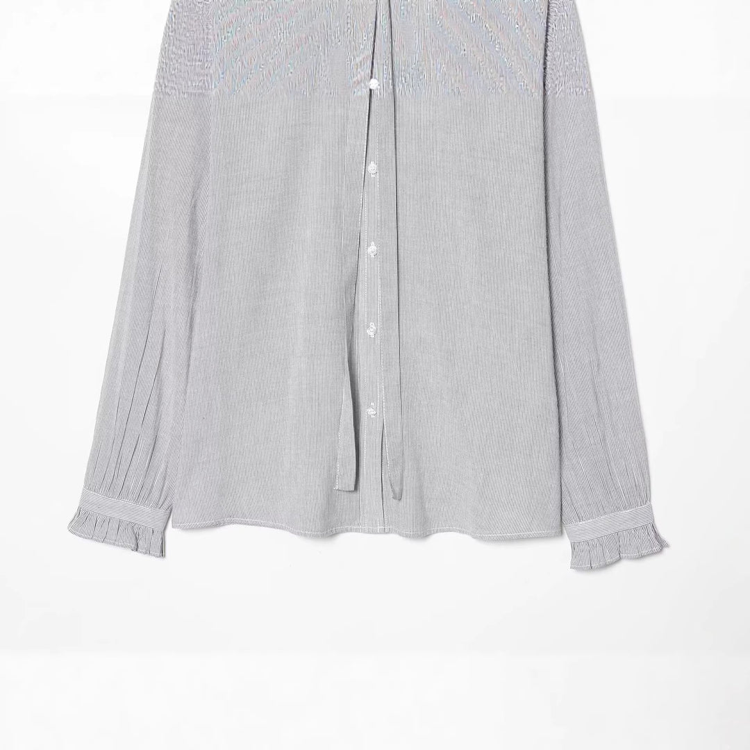 Damen Rüschenbluse mit hohem Stehkragen und Bindeschleife, plissierten Ärmeln und durchgehender Knopfleiste – Élovi