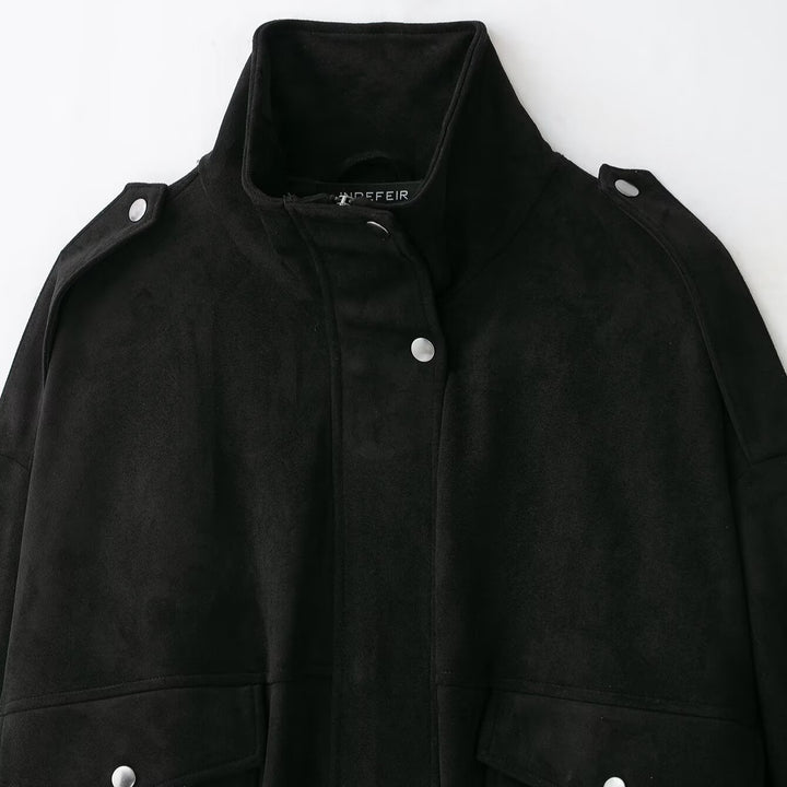 Damen Kurzgeschnittene Bomberjacke aus Veloursimitat im Utility‑Look mit Funnelkragen und Klappentaschen Echoarchiv