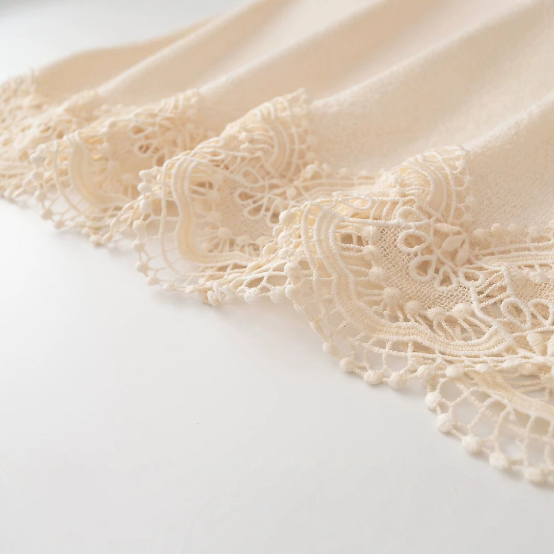 Damen Feinstrickpullover mit Spitzenbesatz und Bogenkante Echoarchiv