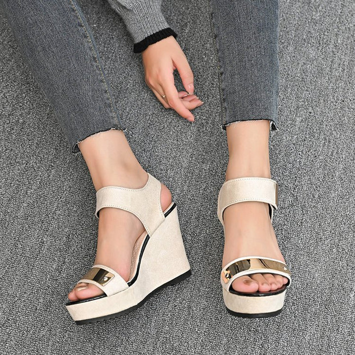 Damen nan Keilabsatz-Sandalette mit Plateau und metallischen Details Echo Archiv