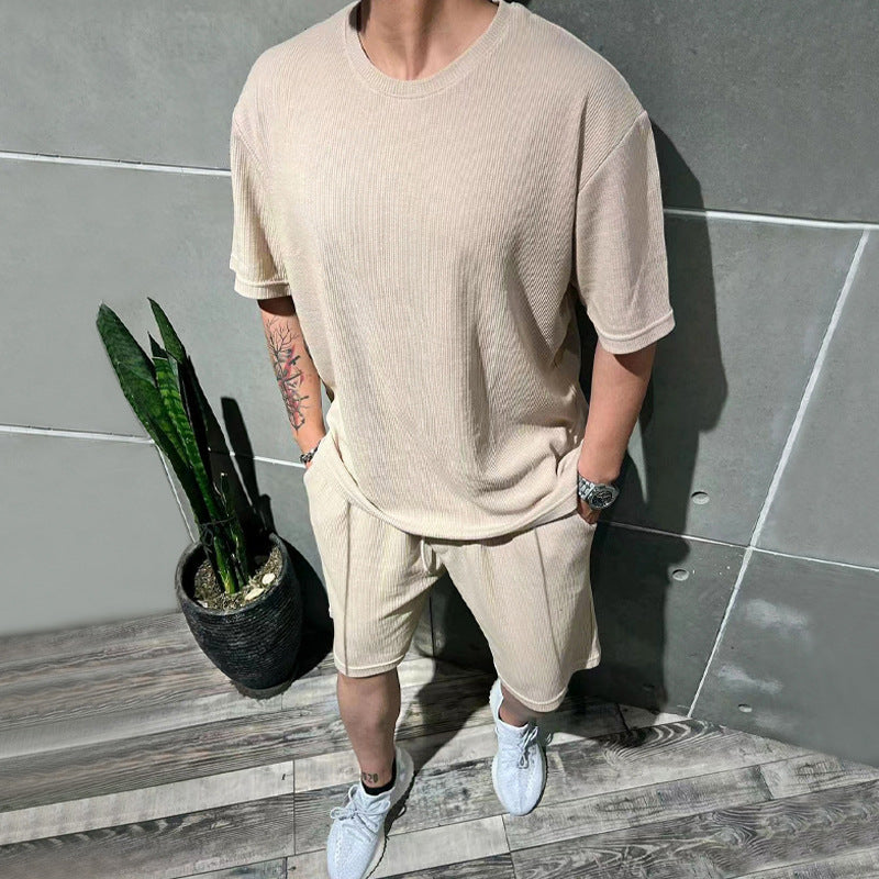 Herren lässiges Freizeitsport-Outfit mit strukturiertem Oberteil und Shorts Echoarchiv