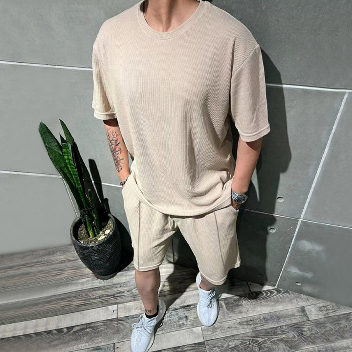 Herren lässiges Freizeitsport-Outfit mit strukturiertem Oberteil und Shorts Echoarchiv