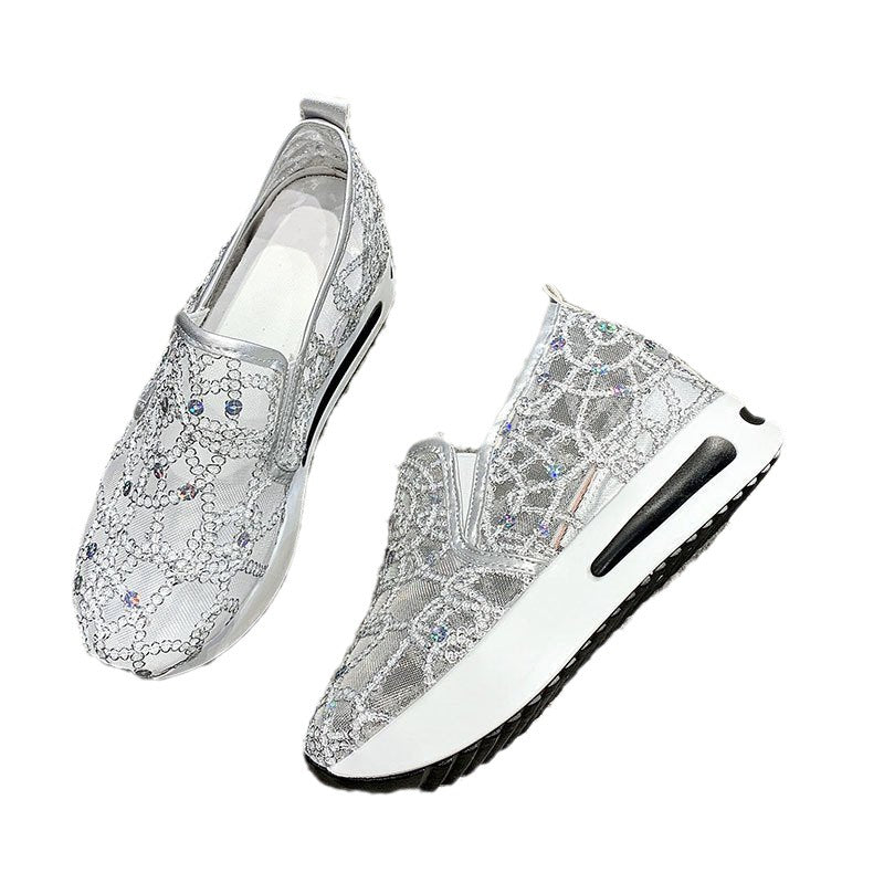 Damen Plateausneaker mit verstecktem Keil und Spitzenbesatz – Névara