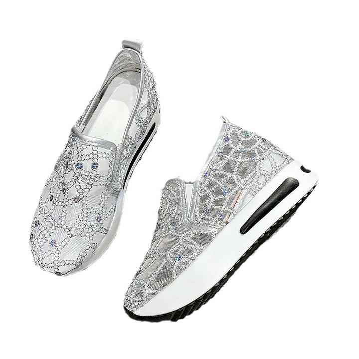 Damen Plateausneaker mit verstecktem Keil und Spitzenbesatz – Névara