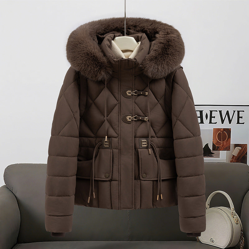 Damen nan kurze gesteppte Kapuzenjacke mit voluminösem Webpelzbesatz, Kordelzugtaillierung und Pattentaschen Echo Archiv