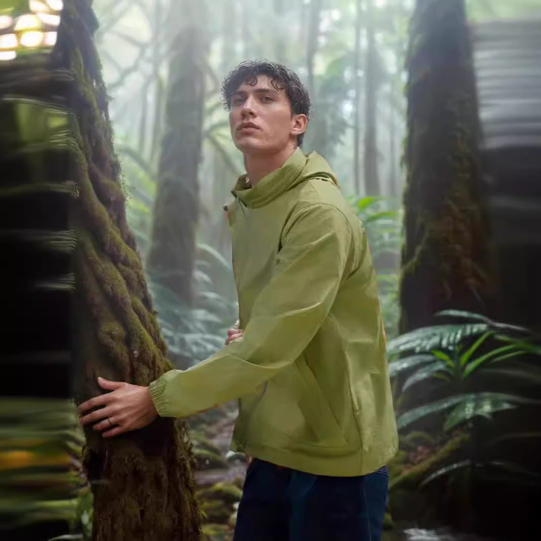Herren funktionale Outdoor-Jacke mit verstellbarem Kapuzenkragen und atmungsaktiven Einsätzen Echoarchiv