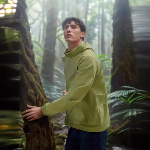 Herren funktionale Outdoor-Jacke mit verstellbarem Kapuzenkragen und atmungsaktiven Einsätzen Echoarchiv