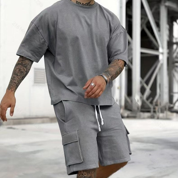 Herren lässiges Sportoutfit mit praktischen Cargo-Shorts und oversized T-Shirt Echoarchiv