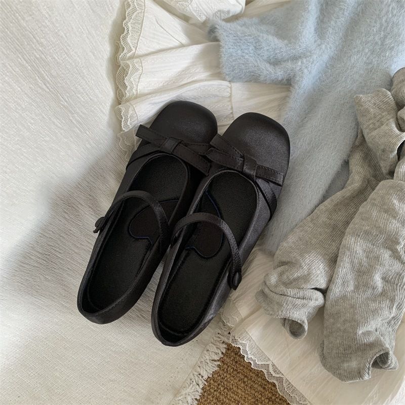 Damen Satin Mary‑Jane Ballerinas mit Knöchelriemen, Schleifenapplikation und Komfortfußbett – Lioré